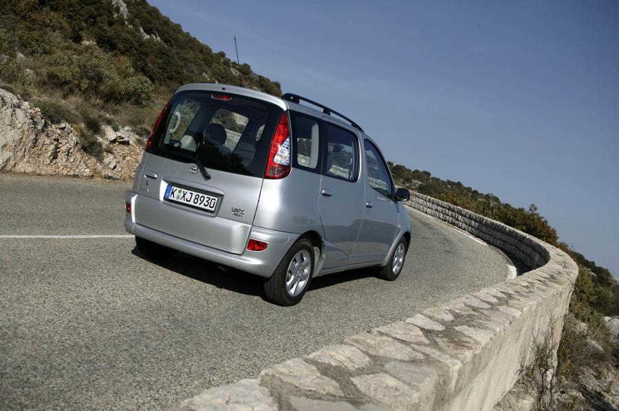  Toyota Yaris Verso 2003 года  (фото 34 из 43)